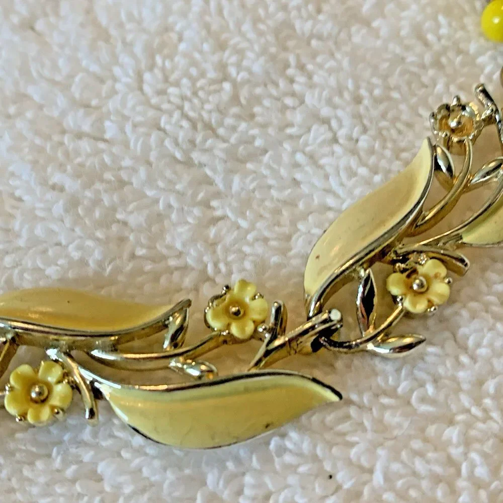 Vintage Lisner Yellow Enamel Floral Necklace Mid-Century Statement *Flaws Noted - Picture 9 of 11